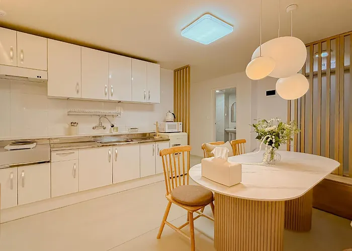 Apartment 신규할인,nonhyeon, Gangnam Station, Gangnam Plastic Surgery, Dermatology, Garosu-gil, Hangang Park, Coex, Lotte World 30 Minutes *